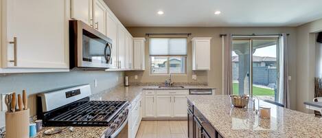Fridge, microwave, stovetop, dishwasher