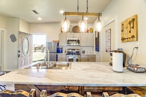 Fridge, microwave, stovetop, dishwasher