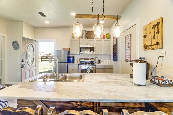 Fridge, microwave, stovetop, dishwasher