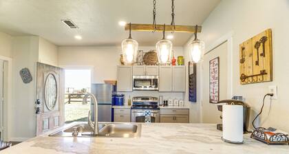 1 Mi to Lake: Pet-Friendly Cabin in Strawn