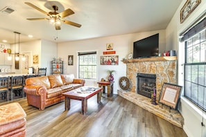 TV, fireplace