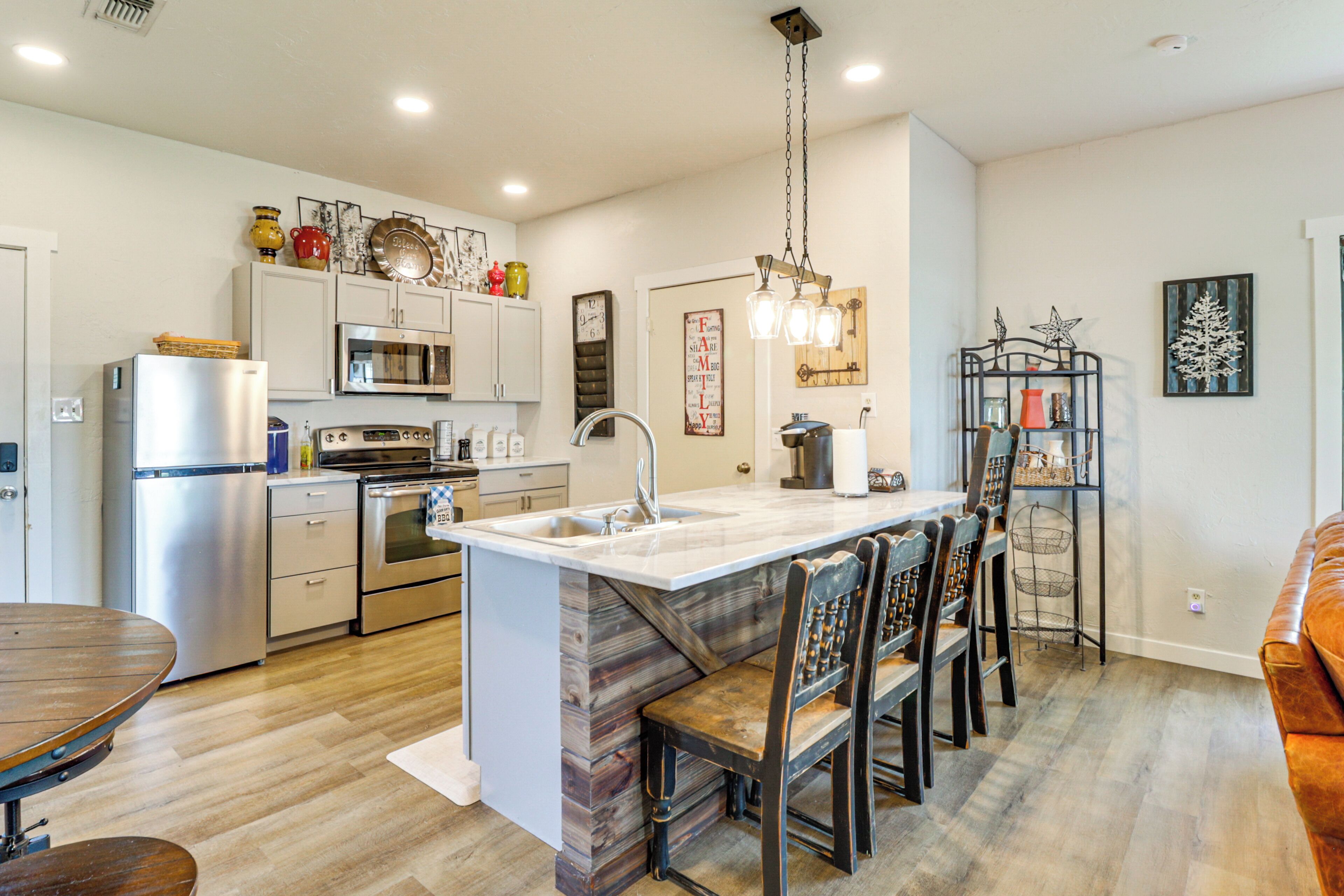 Fridge, microwave, stovetop, dishwasher