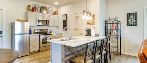 Fridge, microwave, stovetop, dishwasher