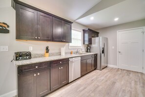 Fridge, microwave, stovetop, dishwasher - Wraparound Porch: Home Near Dtwn Crossville! (Crossville)