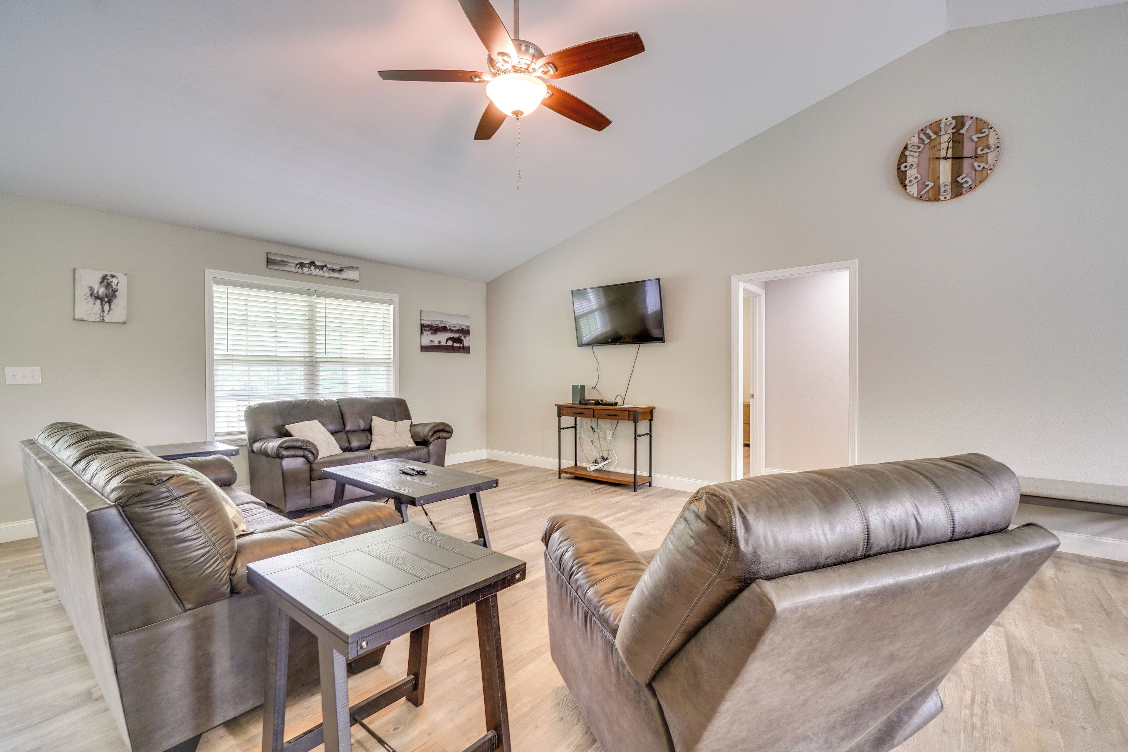 Wraparound Porch: Home Near Dtwn Crossville! - Crossville, TN