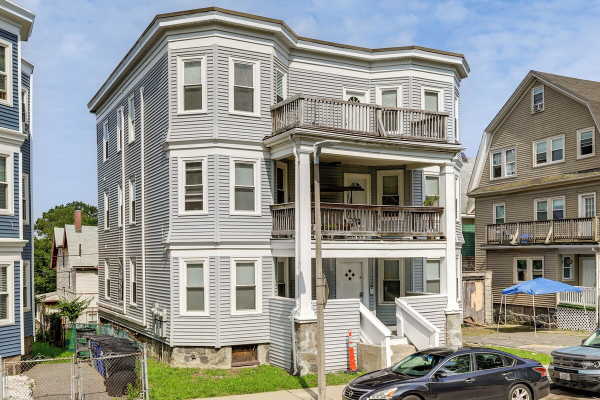 4 Mi to Fenway Park: Pet-Friendly Dorchester Apt!