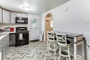Refrigerador, microondas, parrilla de estufa y cafetera y tetera 
