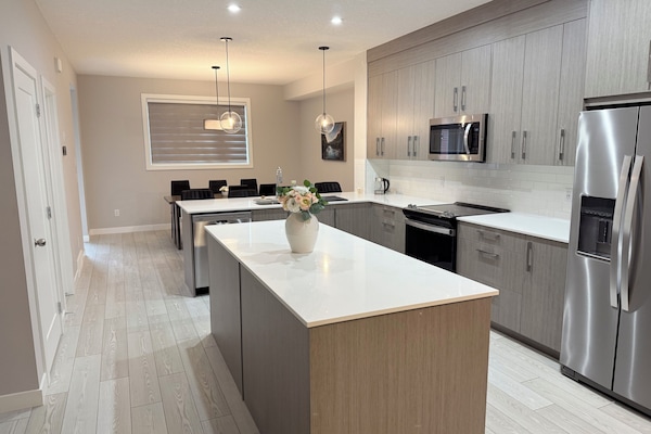 Microondas, horno, placa de cocina y lavavajillas