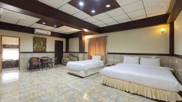 Deluxe-herbergi fyrir þrjá - mörg rúm - svalir | Skrifborð, vinnuaðstaða fyrir fartölvur, ókeypis vöggur/ungbarnarúm