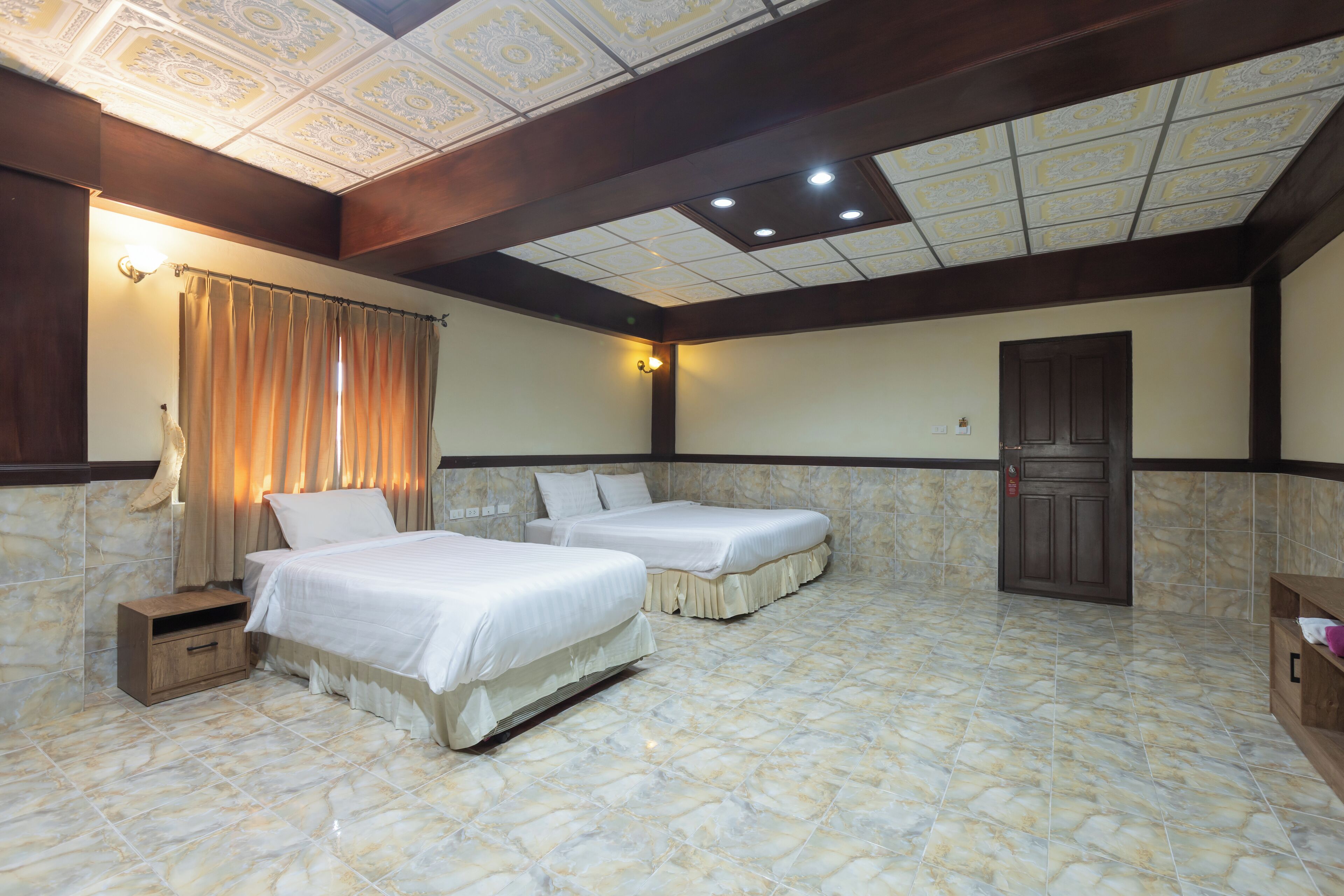 Escritorio, espacio para trabajar con laptop y cunas gratuitas 