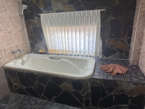 Deluxe-Vierbettzimmer, 2 Queen-Betten, Balkon | Badezimmer