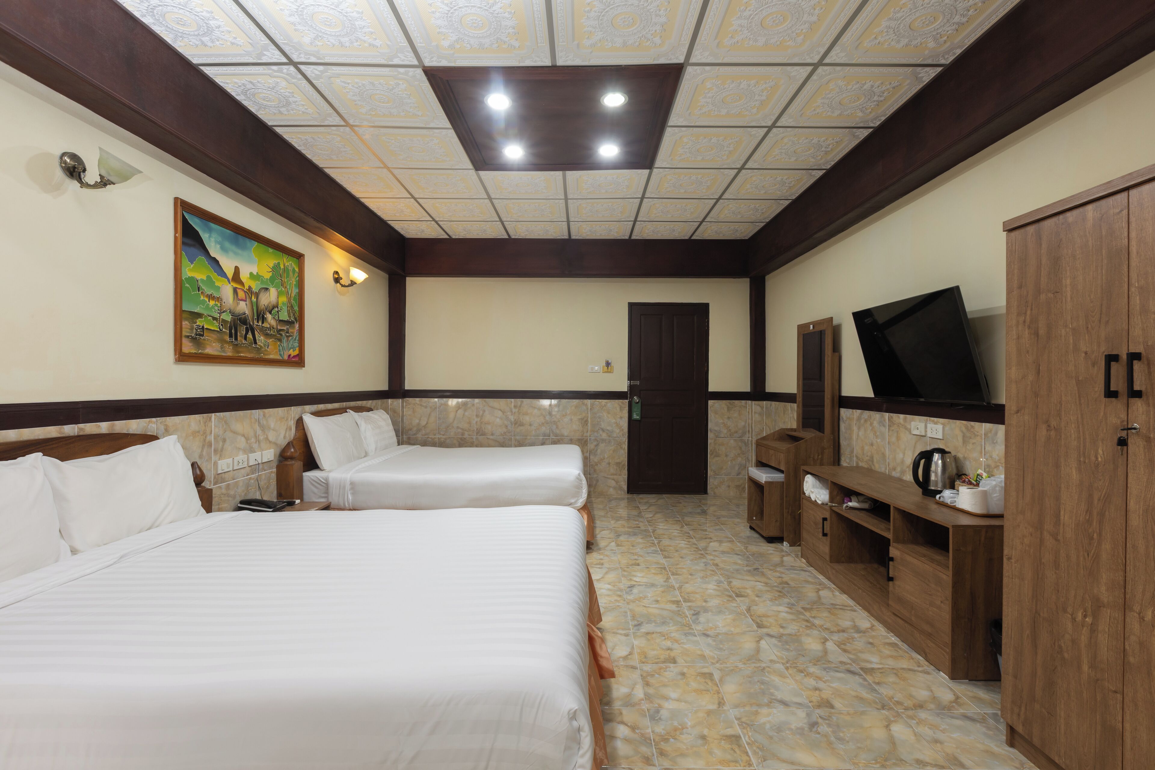 Neljän hengen deluxe-huone, 2 keskisuurta parisänkyä, parveke | Työpöytä, kannettavalle tietokoneelle sopiva työtila