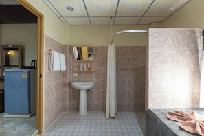 Kolmen hengen deluxe-huone, useita sänkyjä, parveke | Kylpyhuone | Suihkun ja ammeen yhdistelmä, ilmaiset hygieniatuotteet, hiustenkuivaaja