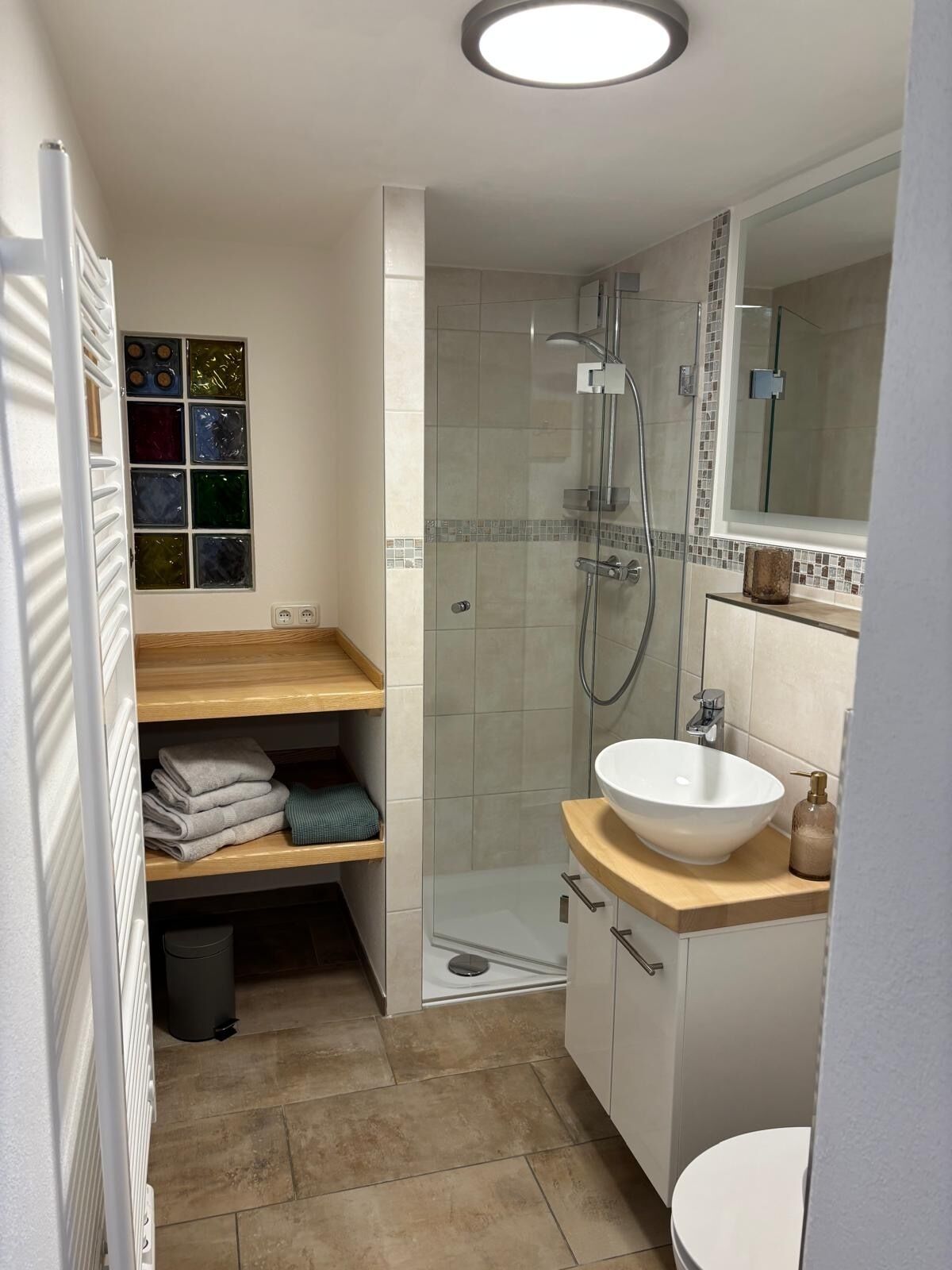 Dusche, Haartrockner, Handtücher