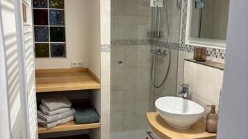 Dusche, Haartrockner, Handtücher