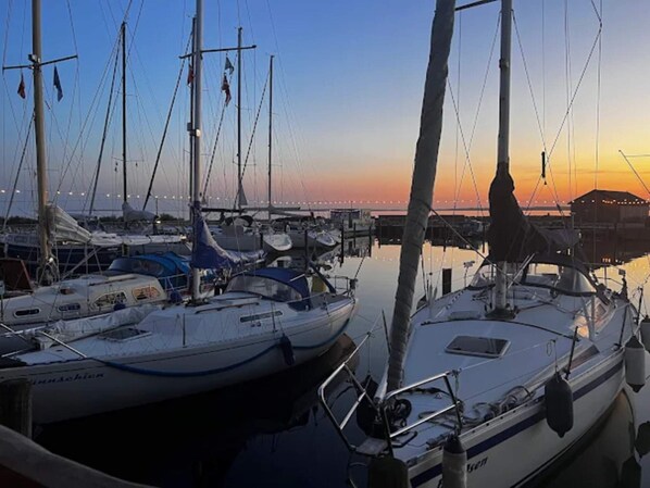 House | Pemandangan air