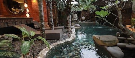 Una piscina al aire libre