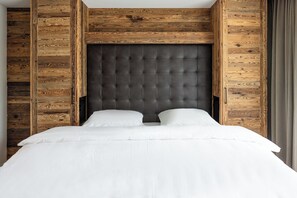 1 bedroom, bed sheets