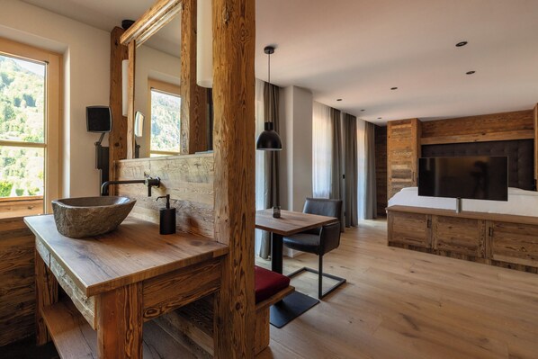 1 bedroom, bed sheets