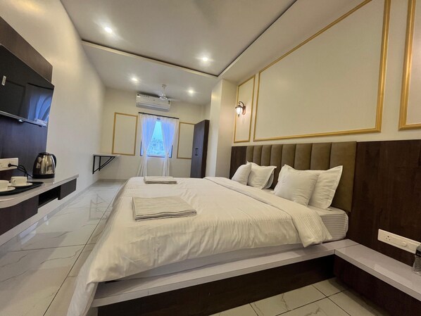 Superior Double Room, City View | Down duvets, laptop workspace, free WiFi, bed sheets