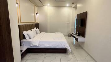 Superior Double Room, City View | Down comforters, laptop workspace, soundproofing, free WiFi