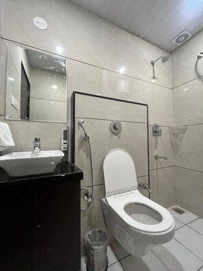 Habitació doble superior, vistes a la ciutat | Bany | Dutxa, articles de tocador gratuïts, tovalloles i sabó