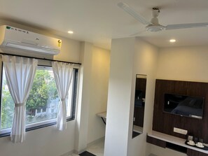 Superior Double Room, Lake View | Down duvets, laptop workspace, free WiFi, bed sheets