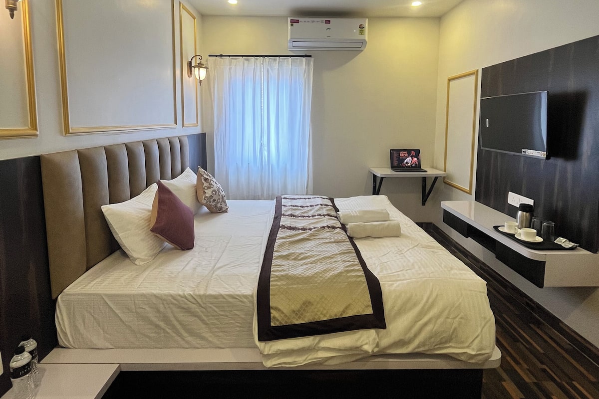 Quarto casal luxo | Edredons de pluma, espaço de trabalho para notebook, Wi-Fi de cortesia