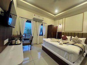 Dobbeltrom – deluxe, balkong, utsikt mot innsjø | Dundyner, skrivebord for bærbar PC, wi-fi (inkludert) og sengetøy