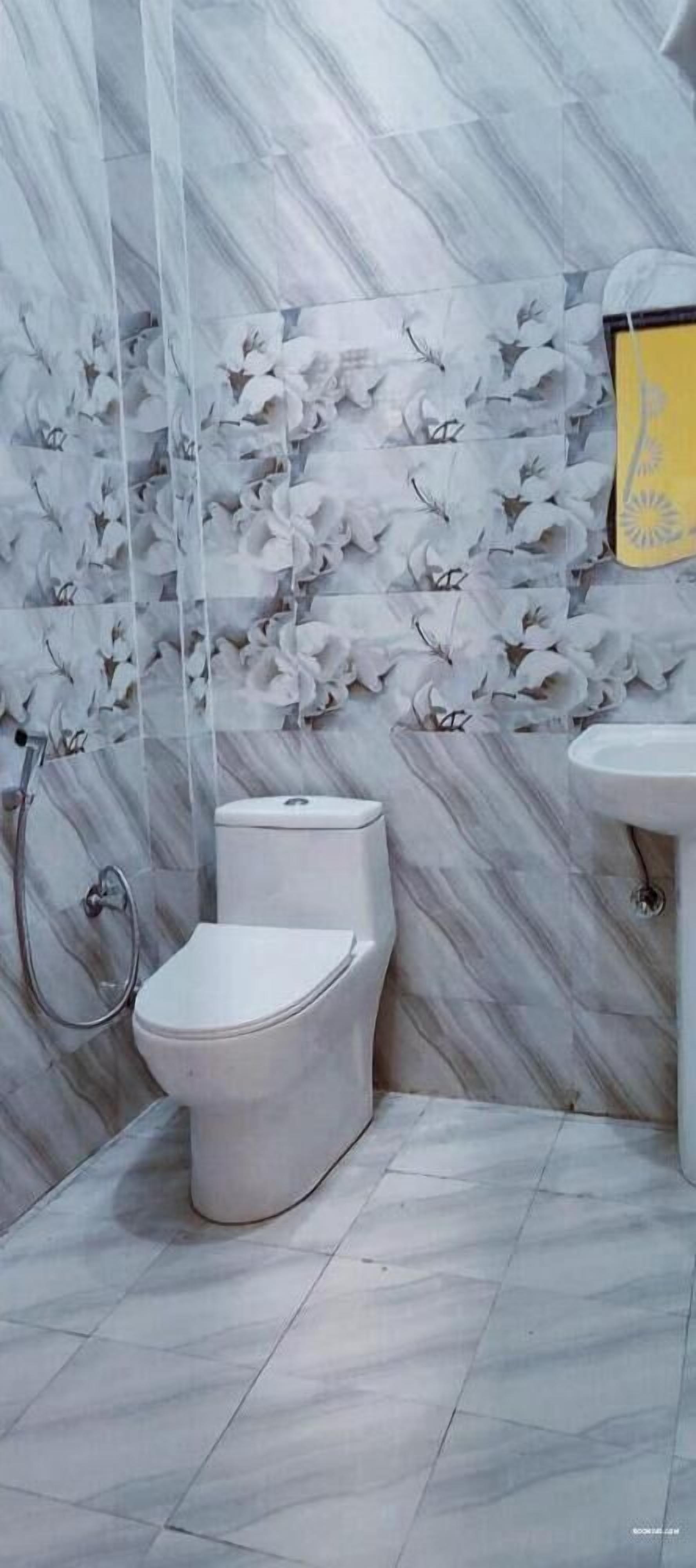 Ein Badezimmer mit Toilette, Waschbecken und Dusche.