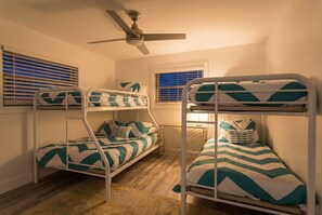 3 habitaciones, escritorio y tabla de planchar con plancha 