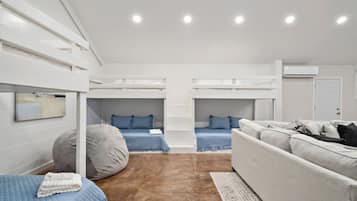 7 bedrooms, desk, iron/ironing board, travel crib