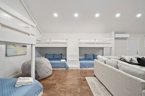 7 bedrooms, desk, iron/ironing board, travel crib