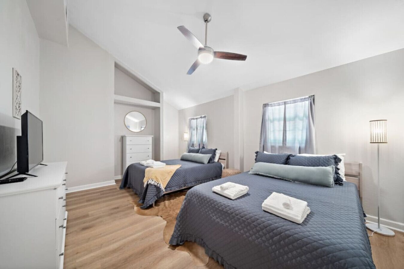 7 bedrooms, desk, iron/ironing board, travel crib