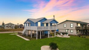 Il s’agit d’une propriété résidentielle dotée d’un patio couvert, d’une pelouse et offrant une vue sur un ciel dégagé.