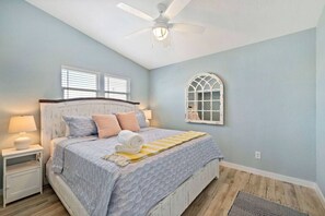 3 chambres, bureau, fer et planche à repasser, lit parapluie