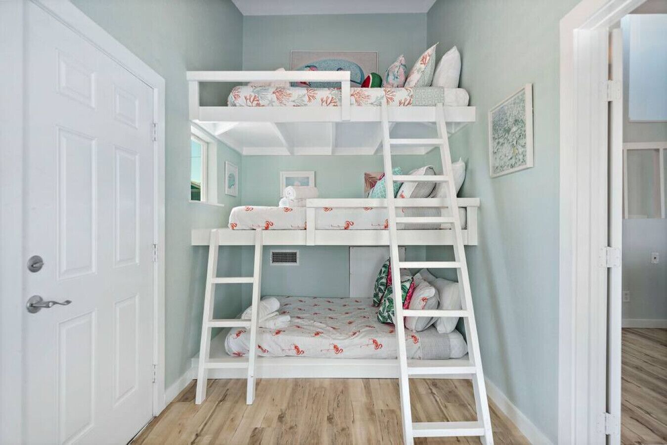 3 slaapkamers, een bureau, een strijkplank/strijkijzer, reisbedje