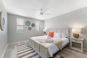 6 Schlafzimmer, Schreibtisch, Bügeleisen/Bügelbrett, Reisekinderbett