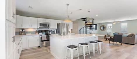 Réfrigérateur, micro-ondes, four, plaque de cuisson