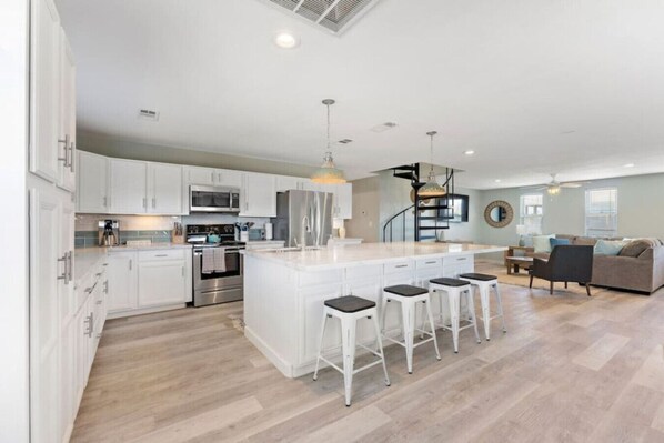 Réfrigérateur, micro-ondes, four, plaque de cuisson