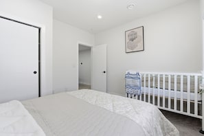 2 slaapkamers, een strijkplank/strijkijzer, gratis wifi, beddengoed