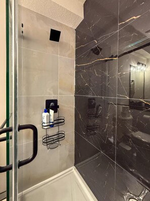 Secador de pelo, toallas, jabón, shampoo