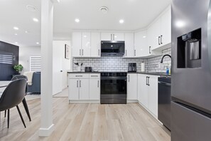 Frigorífico, microondas, horno y placa de cocina
