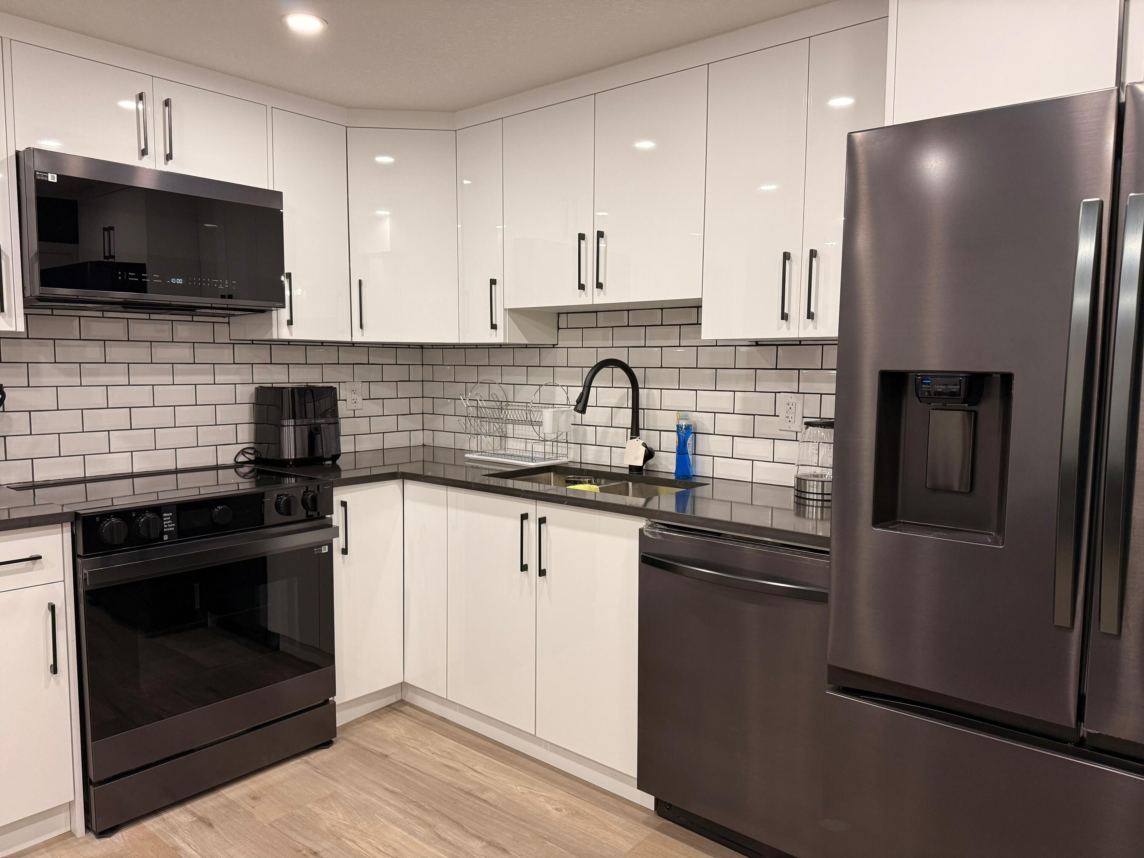 Een koelkast, een magnetron, een oven, een kookplaat