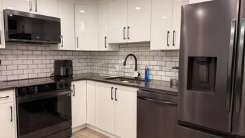 Een koelkast, een magnetron, een oven, een kookplaat