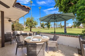 Outdoor dining - Rancho Las Palmas Condo! Tennis, Pickleball, Pool, Spa! Golf Course Views (Rancho Mirage)