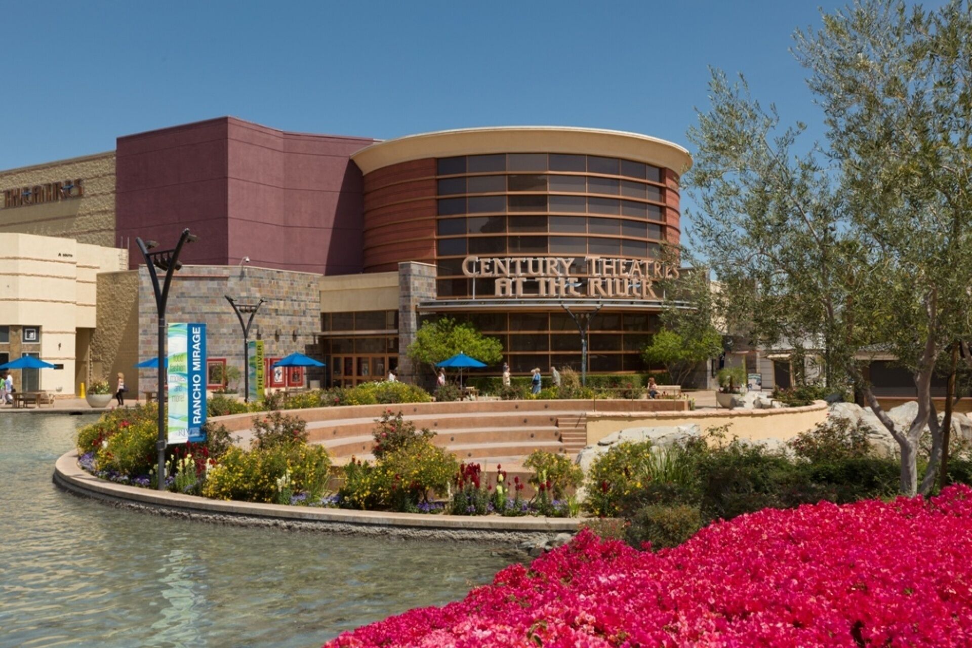 Century Theaters am Fluss mit Wasserspiel und Außenbestuhlung.