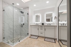 Shower, hair dryer, towels, shampoo - Rancho Las Palmas Condo! Tennis, Pickleball, Pool, Spa! Golf Course Views (Rancho Mirage)