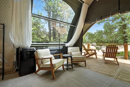 Terrace/patio. Secluded Glamping Retreat in the Black Hills