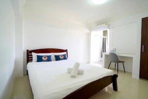 1 bedroom, desk, WiFi, bed sheets